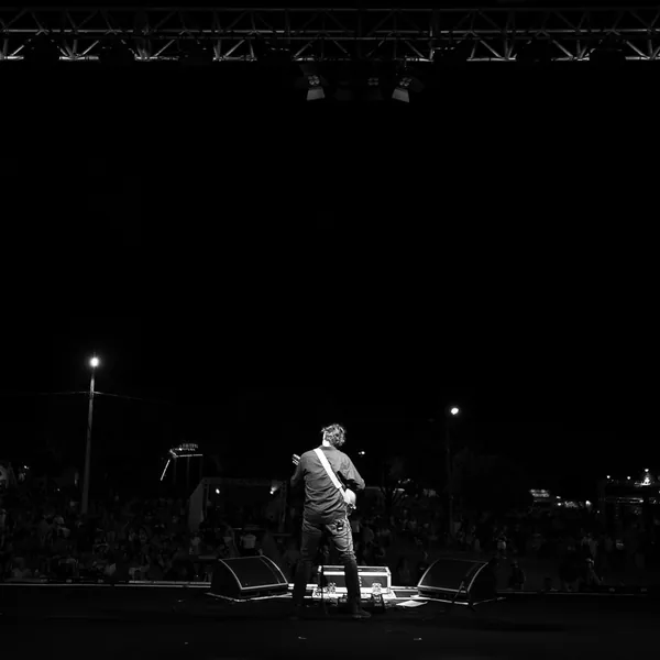 Yassir Chediak em apresentação ao vivo — foto 2