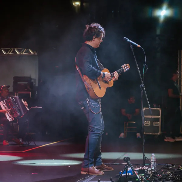 Yassir Chediak em apresentação ao vivo — foto 6