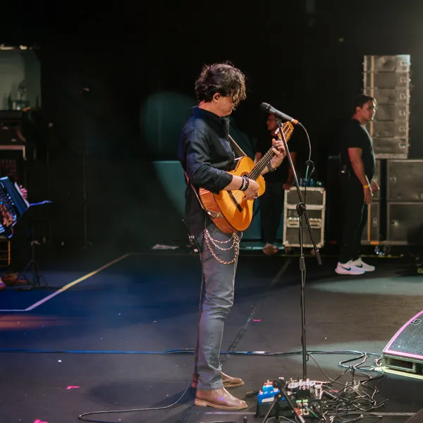 Yassir Chediak em apresentação ao vivo — foto 1