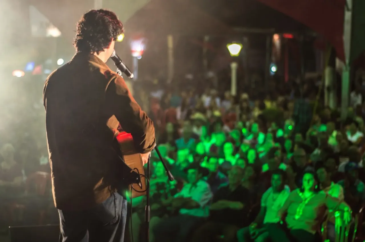 Pocket show intimista com voz e violão